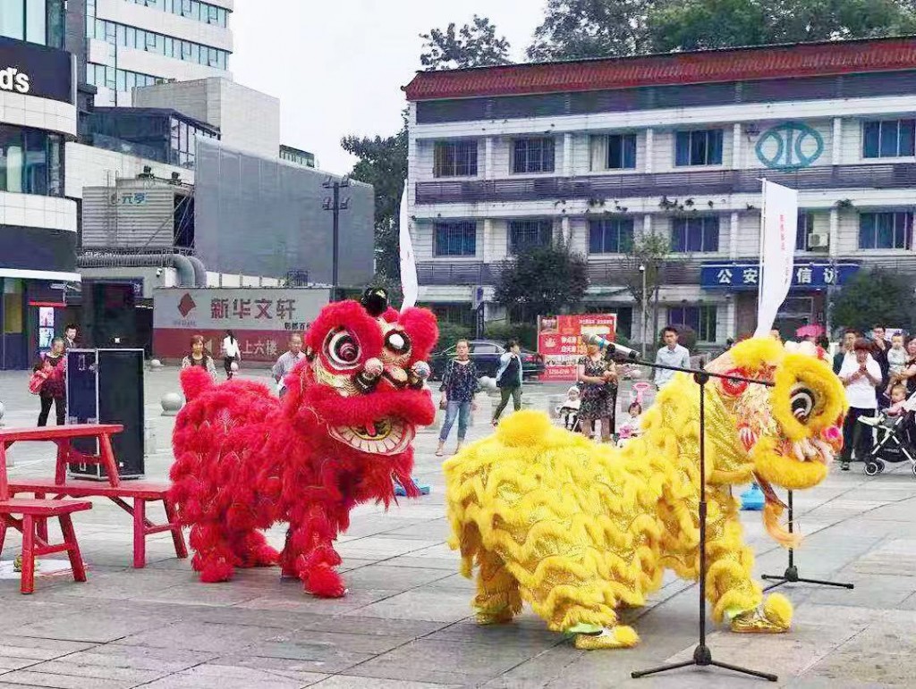 开业庆典与快闪暖场 · 零米度舞团演出现场